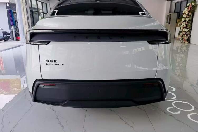 Used Tesla Model Y 2026 Rear-Drive Model Exterior 4