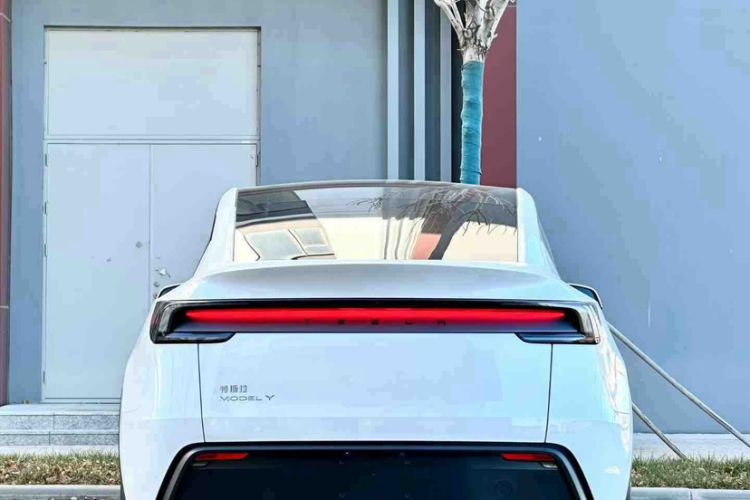 Used Tesla Model Y 2026 Rear-Drive Model Exterior 4