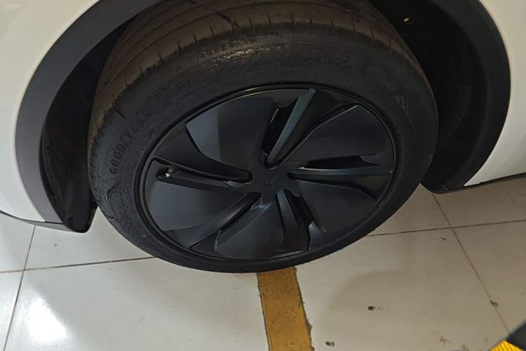 Used Tesla Model Y 2026 Rear-Drive Model Exterior 4