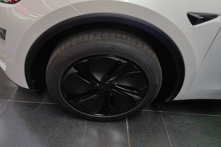 Used Tesla Model Y 2026 Long-Range All-Wheel-Drive Model Exterior 4