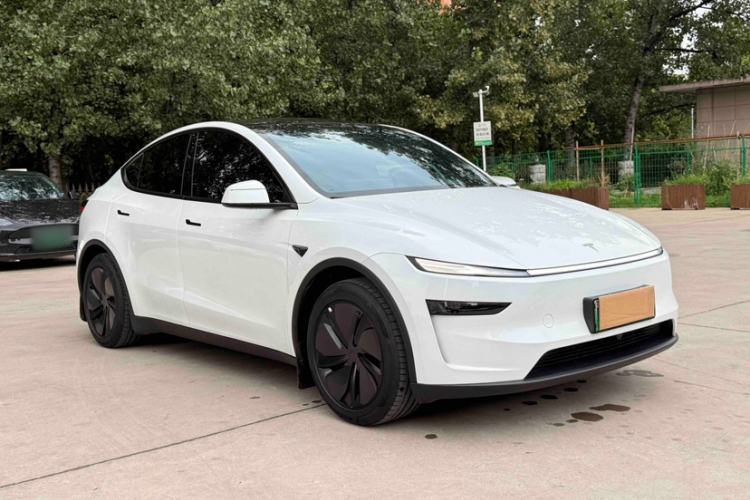 Used Tesla Model Y 2026 Long-Range All-Wheel-Drive Model Exterior 4