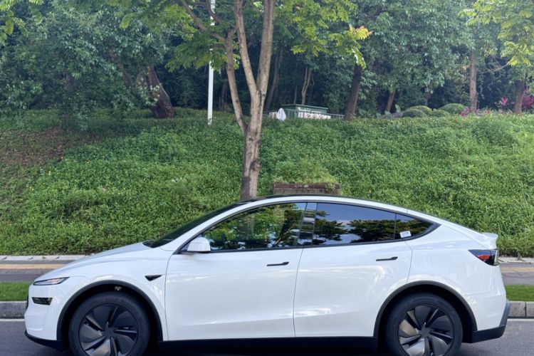 Used Tesla Model Y 2026 Facelifted Long-Range Rear-Drive Model Exterior 5