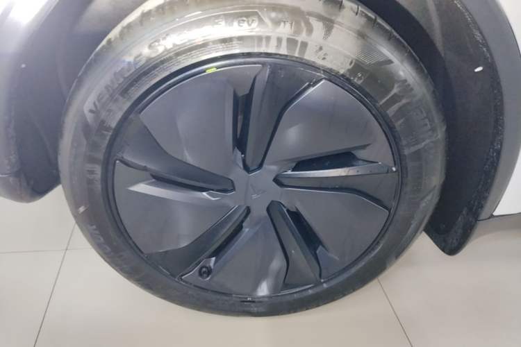 Used Tesla Model Y 2026 Facelifted Long-Range Rear-Drive Model Exterior 5