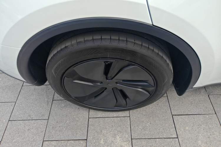 Used Tesla Model Y 2026 Rear-Drive Model Exterior 5