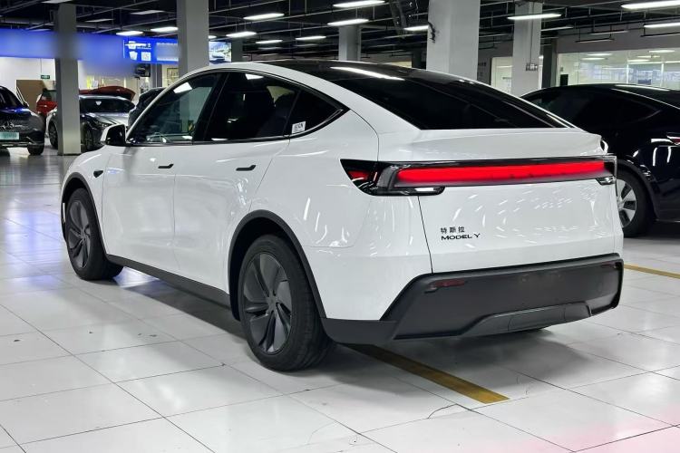 Used Tesla Model Y 2026 Rear-Drive Model Exterior 5