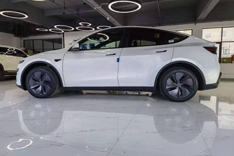 Used Tesla Model Y 2026 Rear-Drive Model Exterior 7