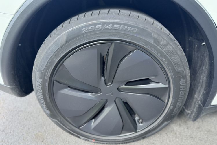 Used Tesla Model Y 2026 Facelifted Long-Range Rear-Drive Model Exterior 9