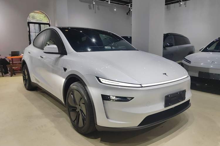 Used Tesla Model Y 2026 Rear-Drive Model Front Right 45 Deg
