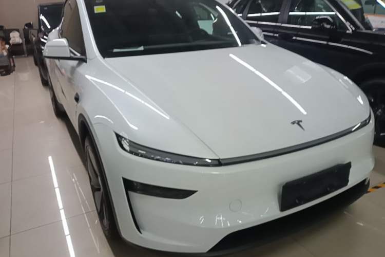 Used Tesla Model Y 2026 Rear-Drive Model Front Right 45 Deg