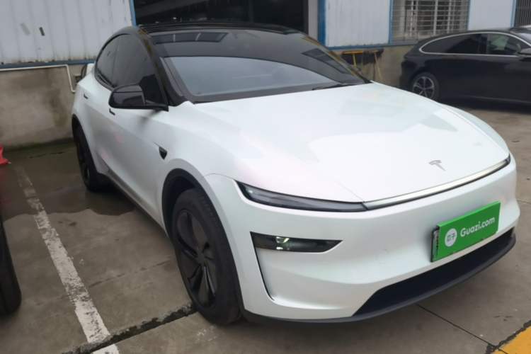 Used Tesla Model Y 2026 Facelifted Long-Range Rear-Drive Model Front Right 45 Deg