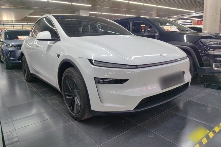 Used Tesla Model Y 2026 Long-Range All-Wheel-Drive Model Front Right 45 Deg