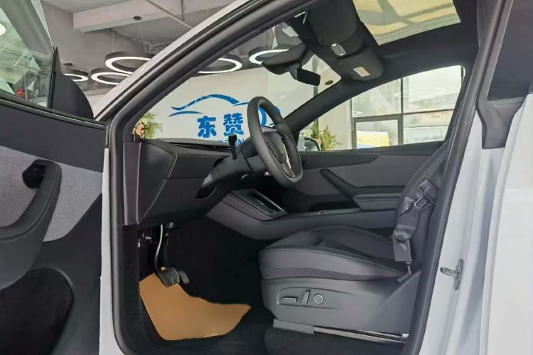 Used Tesla Model Y 2026 Rear-Drive Model Interior 2