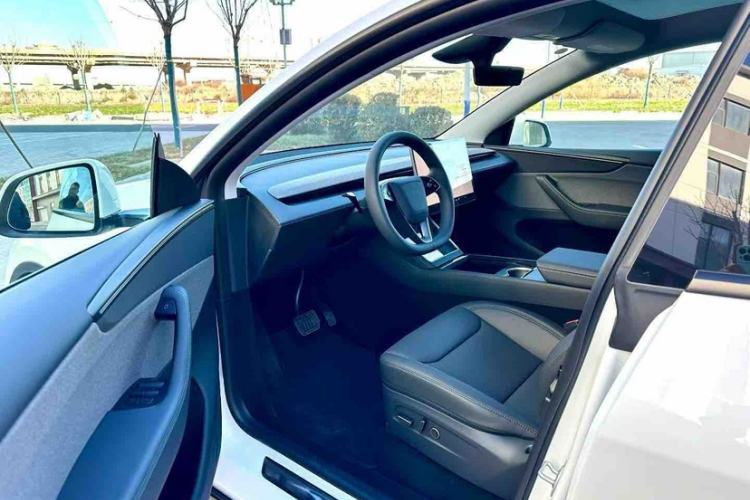 Used Tesla Model Y 2026 Rear-Drive Model Interior 2