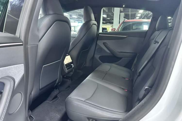 Used Tesla Model Y 2026 Rear-Drive Model Interior 2