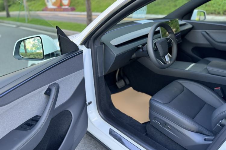 Used Tesla Model Y 2026 Facelifted Long-Range Rear-Drive Model Interior 3