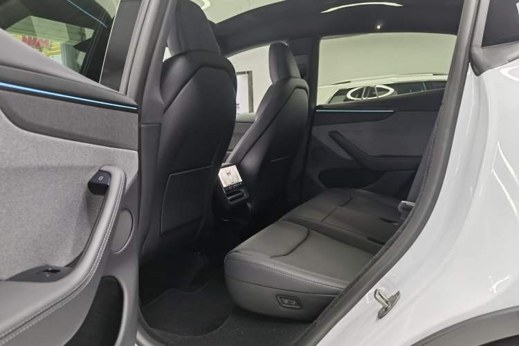 Used Tesla Model Y 2026 Rear-Drive Model Interior 3