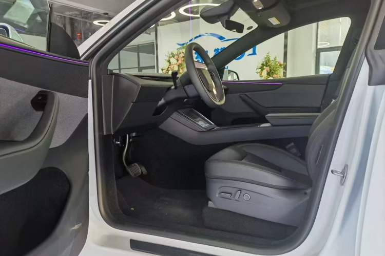 Used Tesla Model Y 2026 Rear-Drive Model Interior 3
