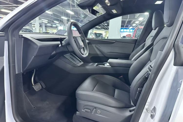 Used Tesla Model Y 2026 Rear-Drive Model Interior 3