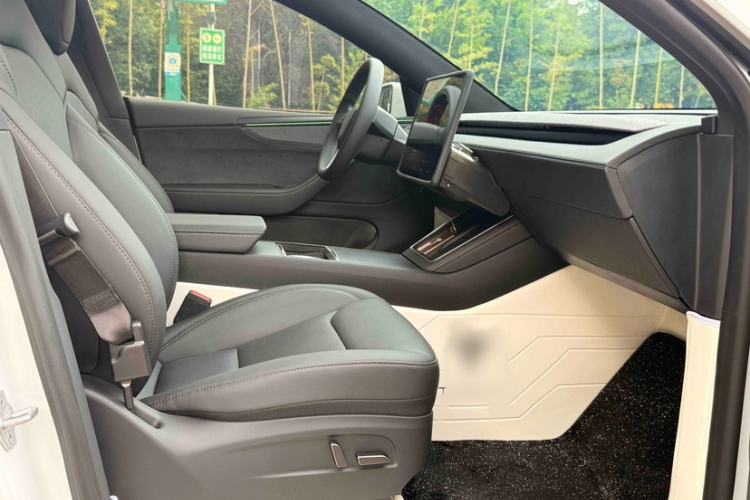 Used Tesla Model Y 2026 Long-Range All-Wheel-Drive Model Interior 3