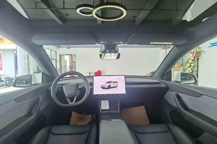Used Tesla Model Y 2026 Rear-Drive Model Interior 4