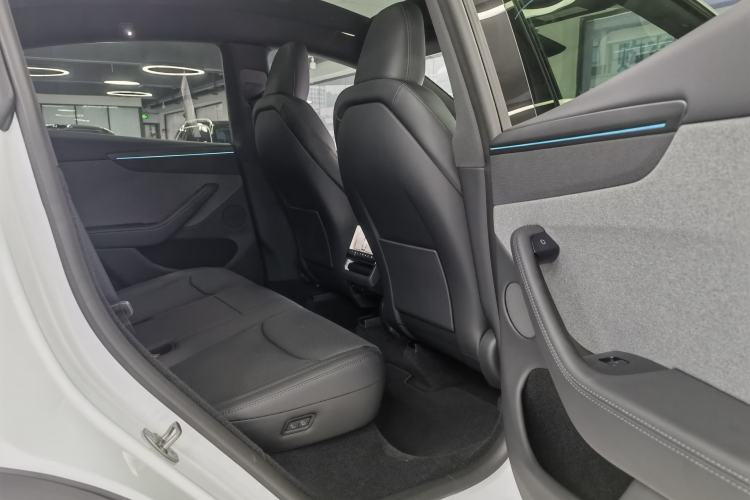 Used Tesla Model Y 2026 Rear-Drive Model Interior 5
