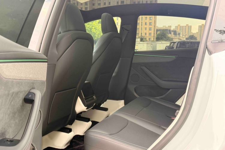 Used Tesla Model Y 2026 Long-Range All-Wheel-Drive Model Interior 5