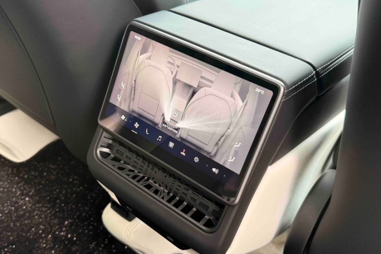 Used Tesla Model Y 2026 Long-Range All-Wheel-Drive Model Interior 6