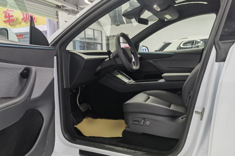 Used Tesla Model Y 2026 Rear-Drive Model Interior 7