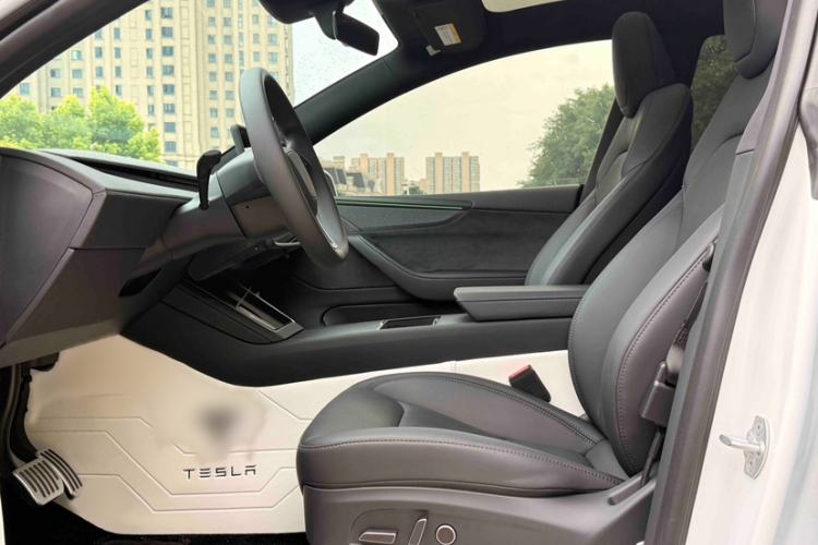 Used Tesla Model Y 2026 Long-Range All-Wheel-Drive Model Interior 9