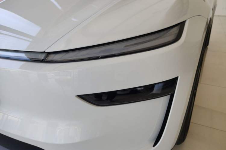 Used Tesla Model Y 2026 Long-Range All-Wheel-Drive Model Left Front Headlight