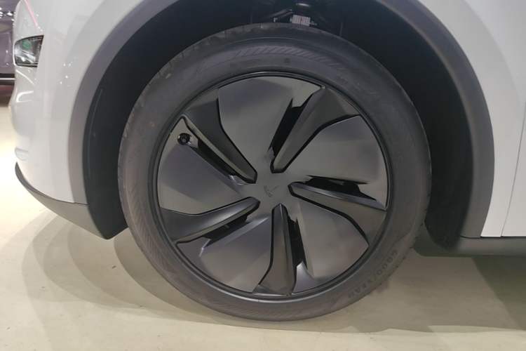 Used Tesla Model Y 2026 Rear-Drive Model Left Front Wheel Hub