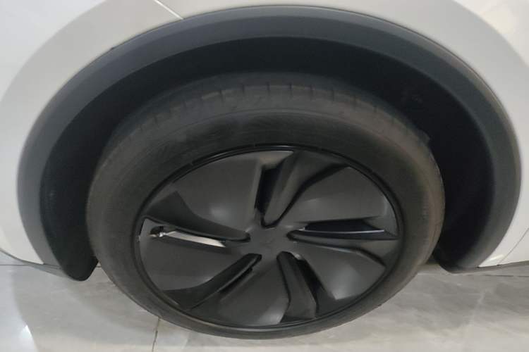Used Tesla Model Y 2026 Rear-Drive Model Left Front Wheel Hub
