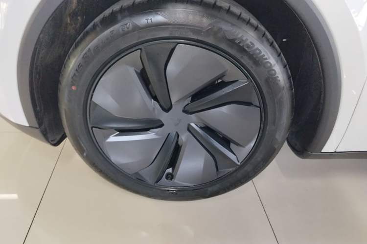 Used Tesla Model Y 2026 Facelifted Long-Range Rear-Drive Model Left Front Wheel Hub