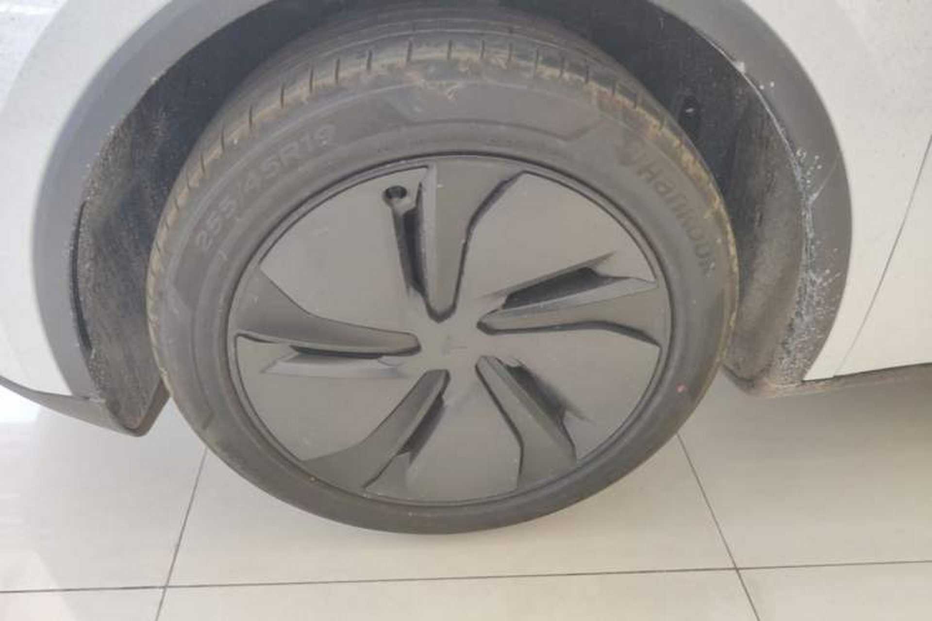 Used Tesla Model Y 2026 Long-Range All-Wheel-Drive Model Left Front Wheel Hub