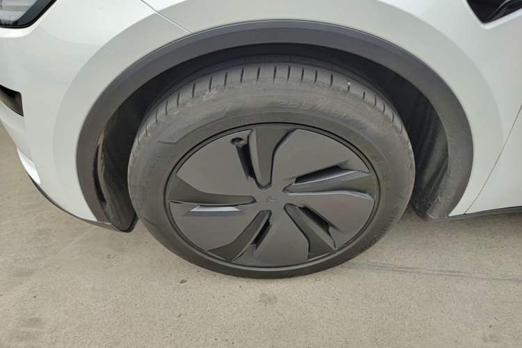 Used Tesla Model Y 2026 Model Long-Range Rear-Wheel-Drive Version Left Front Wheel Hub