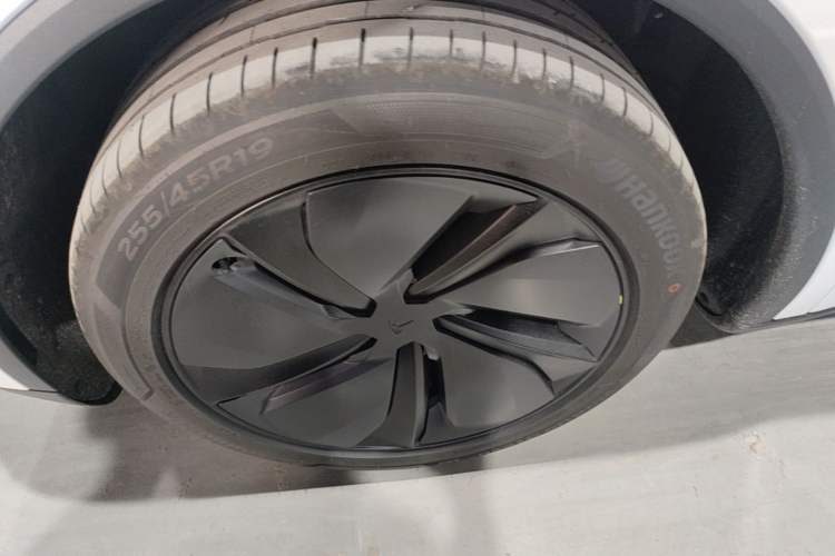 Used Tesla Model Y 2026 Facelifted Long-Range Rear-Drive Model Left Front Wheel Hub
