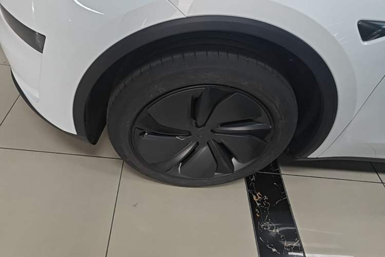 Used Tesla Model Y 2026 Rear-Drive Model Left Front Wheel Hub