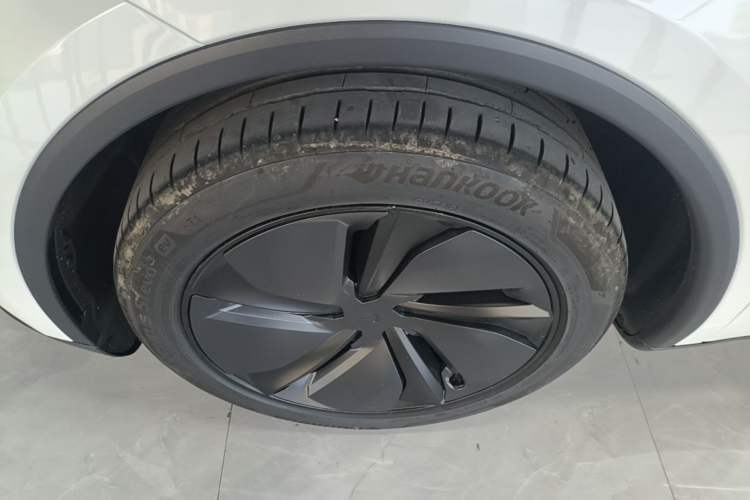 Used Tesla Model Y 2026 Long-Range All-Wheel-Drive Model Left Front Wheel Hub