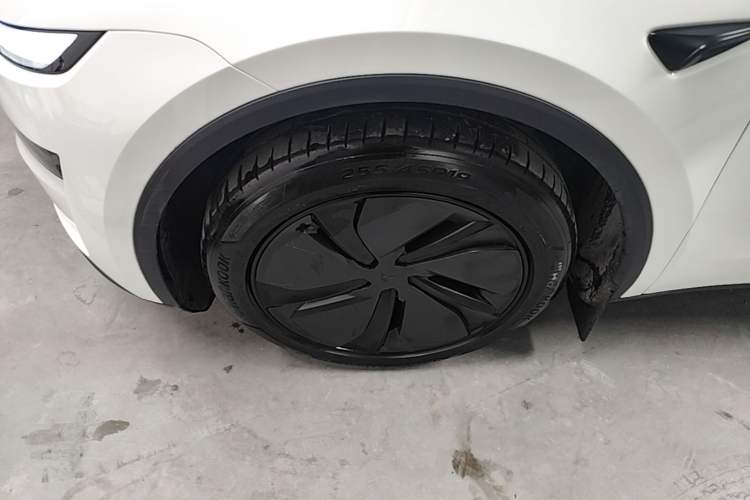 Used Tesla Model Y 2026 Long-Range All-Wheel-Drive Model Left Front Wheel Hub