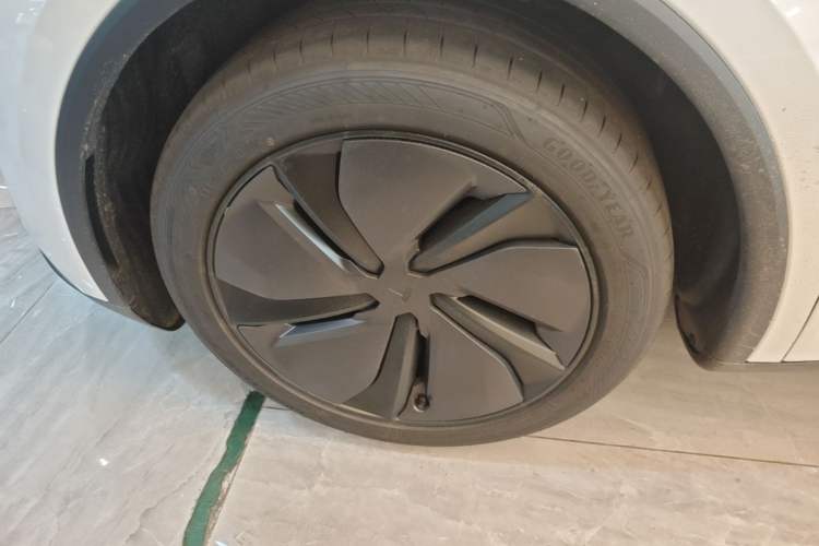 Used Tesla Model Y 2026 Rear-Drive Model Left Front Wheel Hub