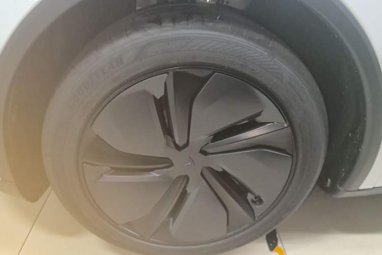 Used Tesla Model Y 2026 Rear-Drive Model Left Front Wheel Hub