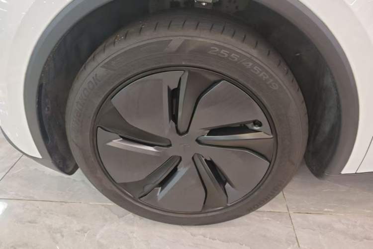 Used Tesla Model Y 2026 Model Long-Range Rear-Wheel-Drive Version Left Front Wheel Hub