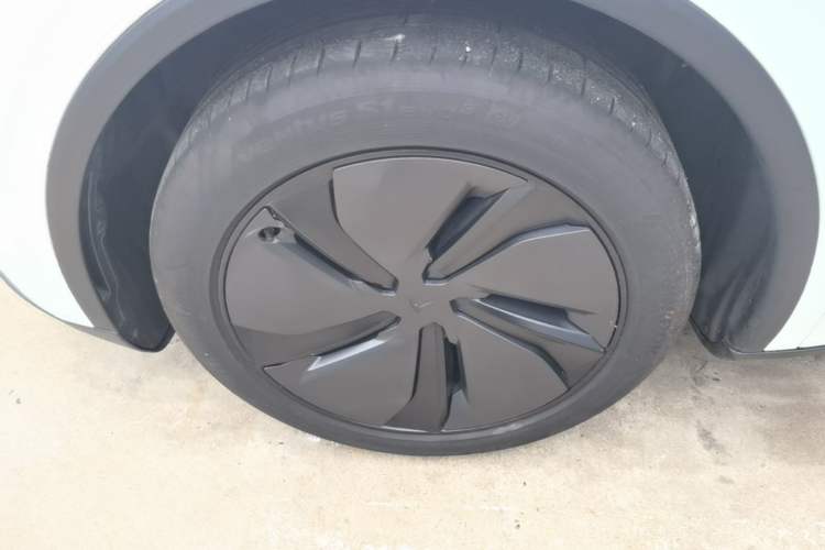 Used Tesla Model Y 2026 Facelifted Long-Range Rear-Drive Model Left Front Wheel Hub