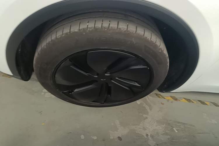 Used Tesla Model Y 2026 Model Long-Range Rear-Wheel-Drive Version Left Front Wheel Hub