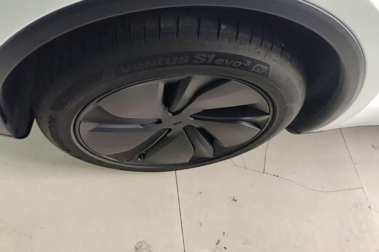 Used Tesla Model Y 2026 Model Long-Range Rear-Wheel-Drive Version Left Front Wheel Hub