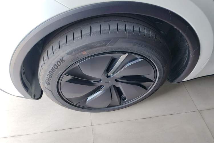 Used Tesla Model Y 2026 Long-Range All-Wheel-Drive Model Left Front Wheel Hub