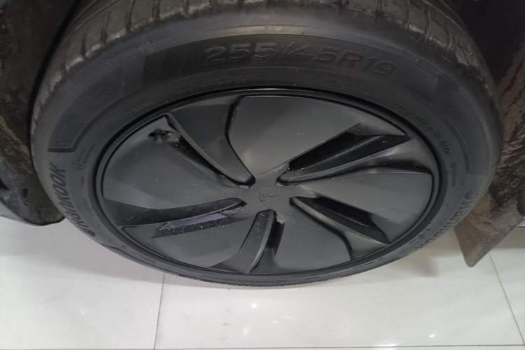 Used Tesla Model Y 2026 Long-Range All-Wheel-Drive Model Left Front Wheel Hub
