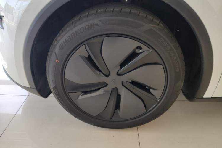 Used Tesla Model Y 2026 Long-Range All-Wheel-Drive Model Left Front Wheel Hub