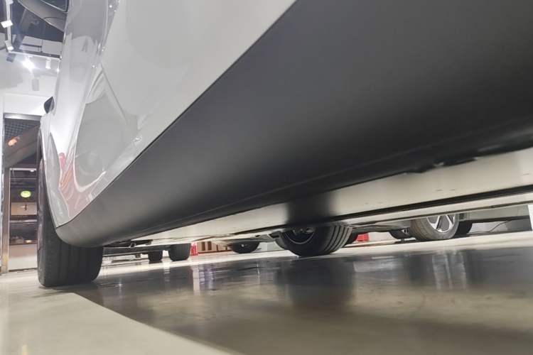 Used Tesla Model Y 2026 Rear-Drive Model Left Side Sill