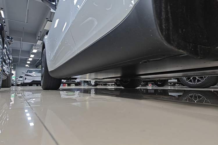 Used Tesla Model Y 2026 Rear-Drive Model Left Side Sill